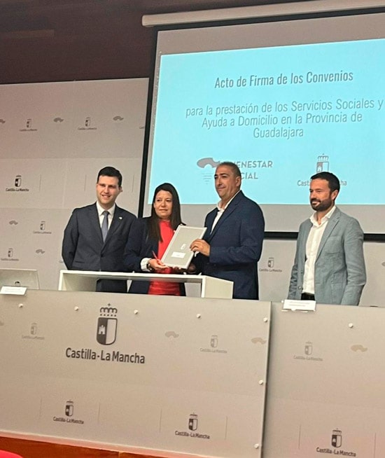 Almoguera firma convenio bienestar social jccm 